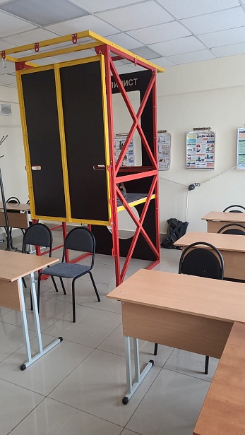  г. Иркутск. В АНО ДПО УЦ "ПРОИЗВОДСТВЕННИК" обучение работам на высоте проводят на сертифицированном учебном полигоне для работ на высоте "АЛЬПИНИСТ" 02-0